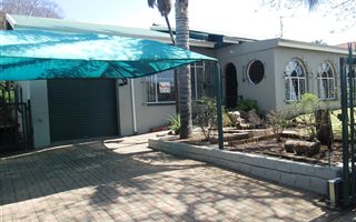 3 Bedroom House in Dan Pienaarville
