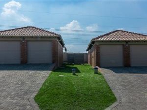 3 Bedroom House in Thatch Hill Estate