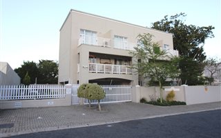 2 Bedroom Flat in Wynberg