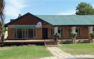 4 Bedroom House in Jim Fouche Park
