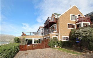 8 Bedroom House in Simons Town