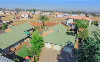 2 Bedroom Simplex in Pierre van Ryneveld