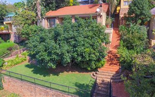 6 Bedroom House in Kosmos