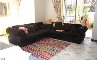 2 Bedroom House in Die Hoewes