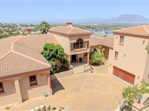 7 Bed House in Plattekloof