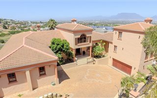 7 Bedroom House in Plattekloof