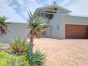 4 Bed House in Oubaai and surrounds