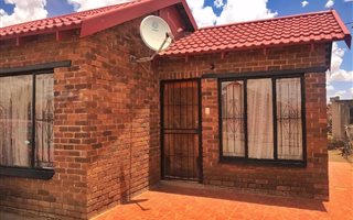 2 Bedroom House in Blomanda