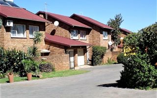 2 Bedroom Townhouse in Van Riebeeck Park