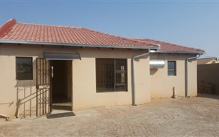 2 Bedroom House in Protea Glen