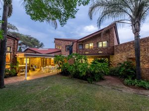 5 Bed House in Lynnwood Manor