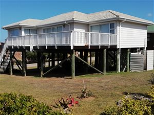 3 Bed House in Boggomsbaai