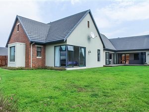 4 Bedroom House in Cotswold Downs Estate