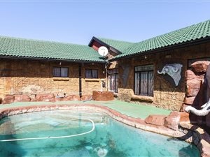 16 Bed House in Masada