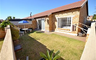 2 Bedroom Townhouse in Heuwelsig Estate