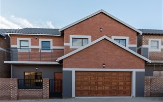 4 Bedroom Townhouse in Heuwelsig