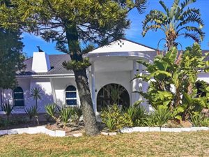 6 Bed House in Newfields