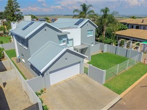 4 Bed House in Rietvalleirand