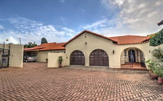 6 Bedroom House in Oriel