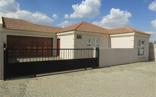 3 Bedroom Cluster in Eike Park
