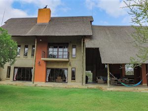 5 Bed House in Pebble Rock