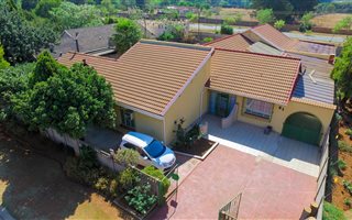6 Bedroom House in Mayfield Park