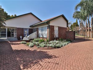 4 Bed House in Aerorand