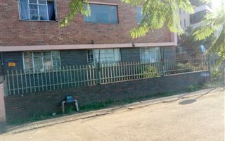 Bachelor apartment in Sunnyside