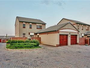4 Bedroom Townhouse in Rietvlei Heights Country Estate