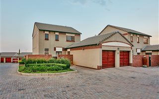 4 Bedroom Townhouse in Rietvlei Heights Country Estate