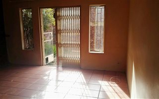 2 Bedroom Townhouse in Zwartkop