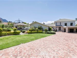 6 Bed House in Pearl Rise