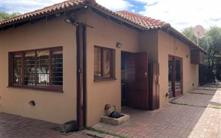 350 m² Commercial space in Parkmore