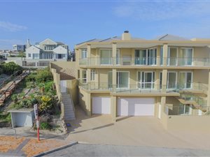 5 Bed House in Bloubergstrand