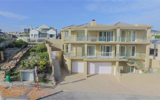 5 Bedroom House in Bloubergstrand