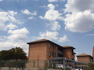 2 Bed Townhouse in Rooihuiskraal