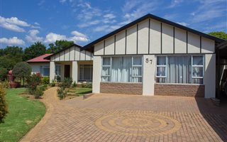 6 Bedroom Simplex in Aston Manor