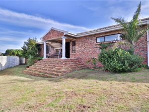 3 Bed House in Dana Bay