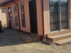 2 Bed House in Clayville
