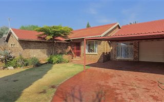 5 Bedroom House in Wierda Park