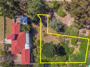 1105 m² Land available in Helena Heights