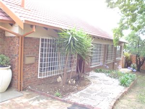4 Bedroom House in Rooihuiskraal
