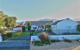 4 Bedroom House in Kreupelbosch