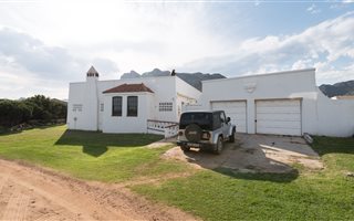 4 Bedroom House in Rooi Els