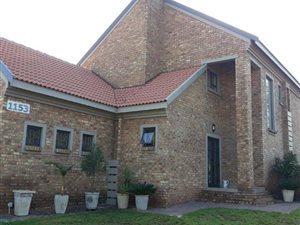 4 Bed Townhouse in Die Hoewes
