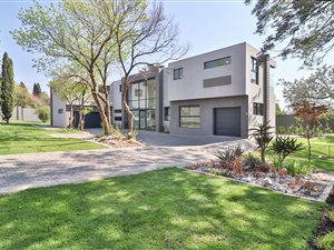 5 Bed House in Bryanston