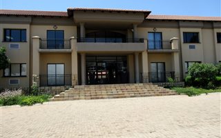 866 m² Office Space in Clubville
