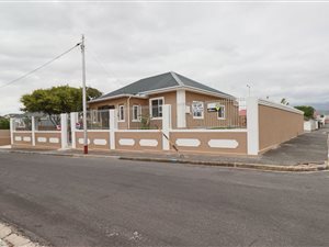 3 Bed House in Strand Central