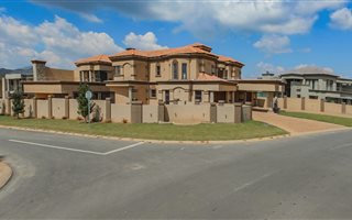 4 Bedroom House in Blue Valley Golf Estate