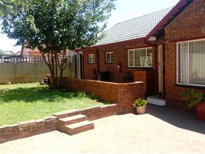 3 Bedroom House in Tulisa Park